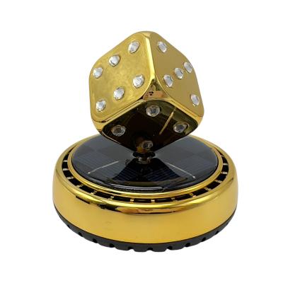 Автомобильный ароматизатор на солнечной батарее "Игральные кости", золото